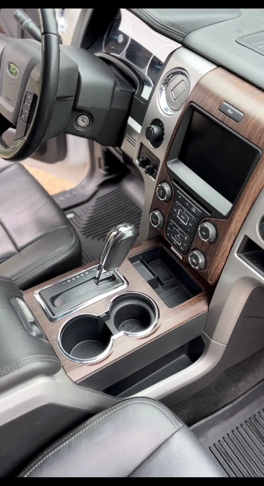 Pickup truck console and dash, detailed
